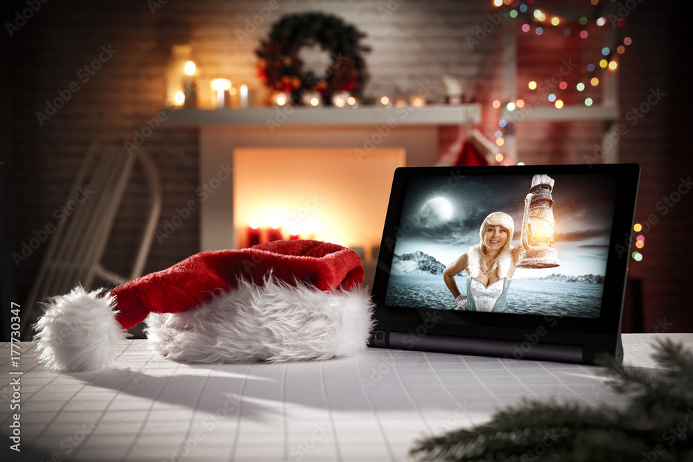 Obraz premium Ice queen and tablet in xmas interior 