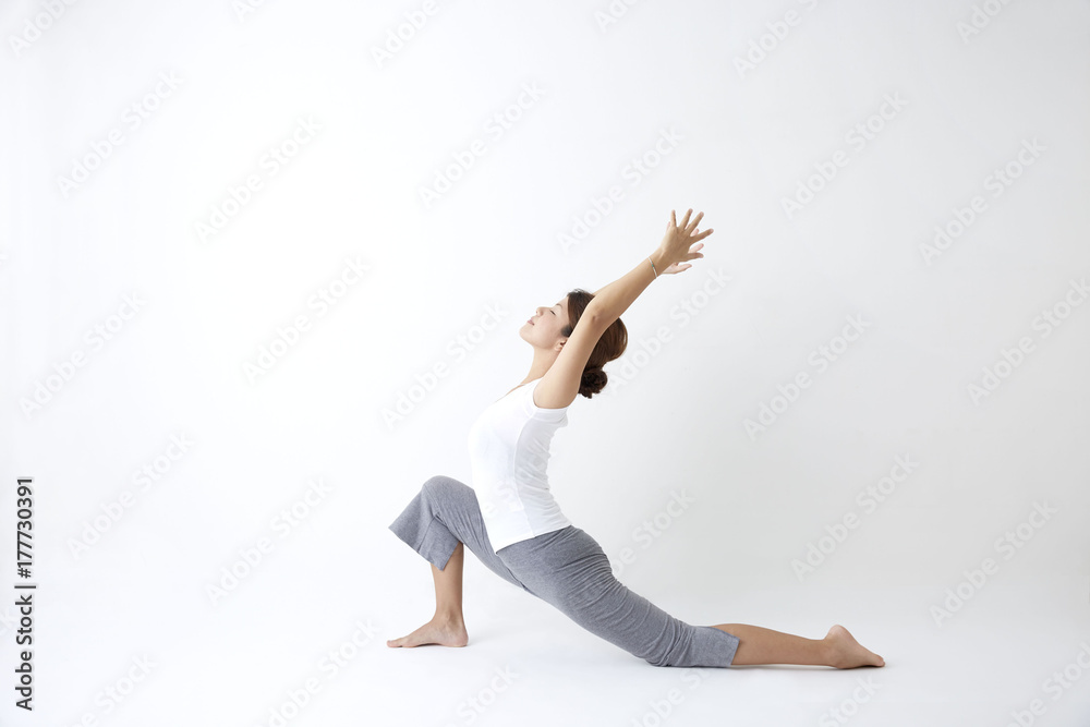 yoga　ヨガ　三日月のポーズ　アーサナ