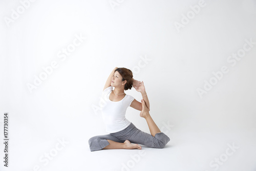 yoga ヨガ マーメイドのポーズ アーサナ