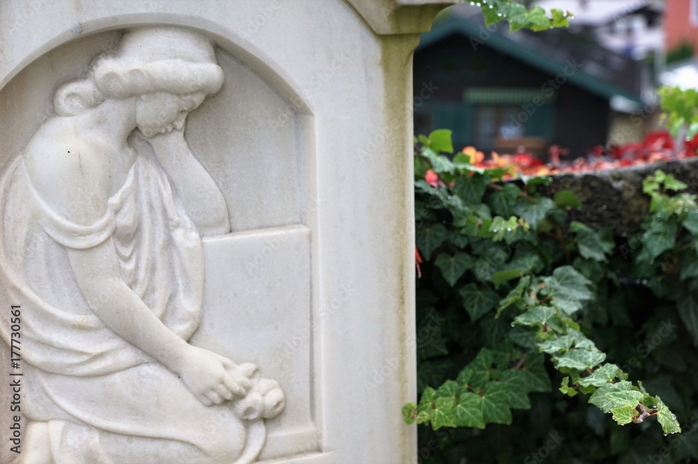 Engel auf einem grab auf dem Friedhof Engel auf einem grab auf dem Friedhof