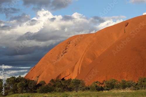 Montaña de roca rojza Outback Australia
