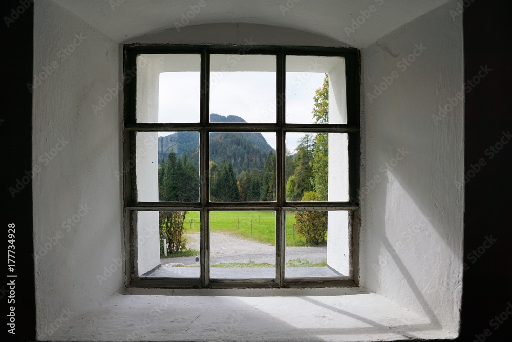 Fototapeta premium Bärnstatt Kapelle Scheffau am Wilden Kaiser Geweiht ist das Kirchlein dem Heiligsten Herzen Jesu verehrt wird in ihr jedoch ganz besonders der heilige Leonhard