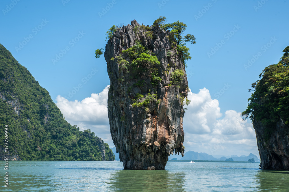 Obraz premium Bond Island, Thailand. Detailed panorama of the island in a vignette of vegetation