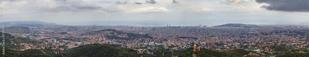 Gesamtpanorama von Barcelona vom Tibidabo aufgenommen