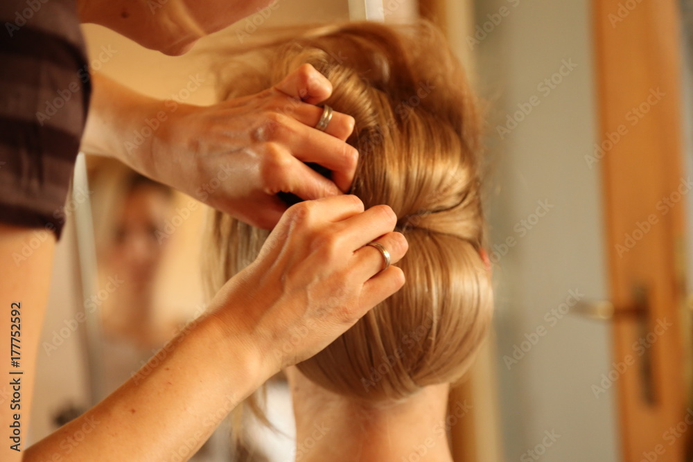 Fototapeta premium Entstehung einer Hochsteckfrisur