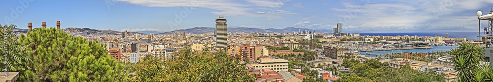 Großes Panorama von Barcelona vom Berg Montjuïc mit Blick auf den Hafen und die Sagreda Familia