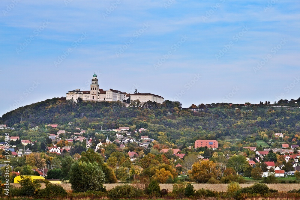 Pannonhalma Abtei in Ungarn im Herbst
