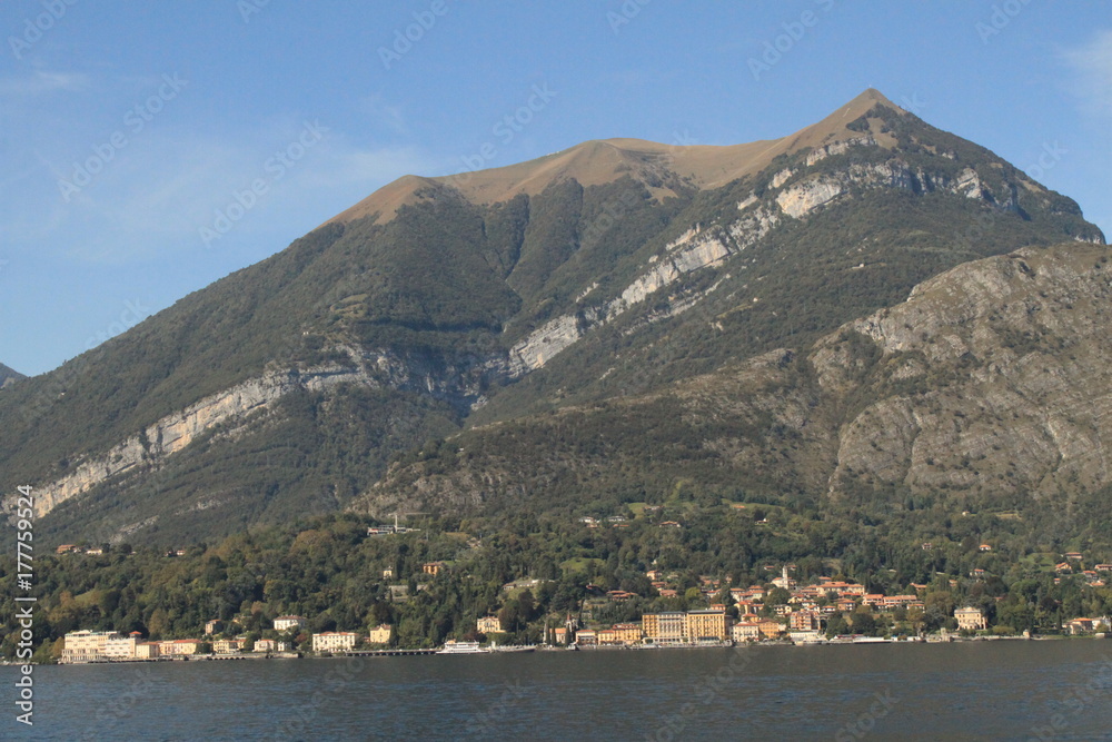 Blick auf Cadenabbia am Comer See mit Monte di Tremezzo und Monte Crocione