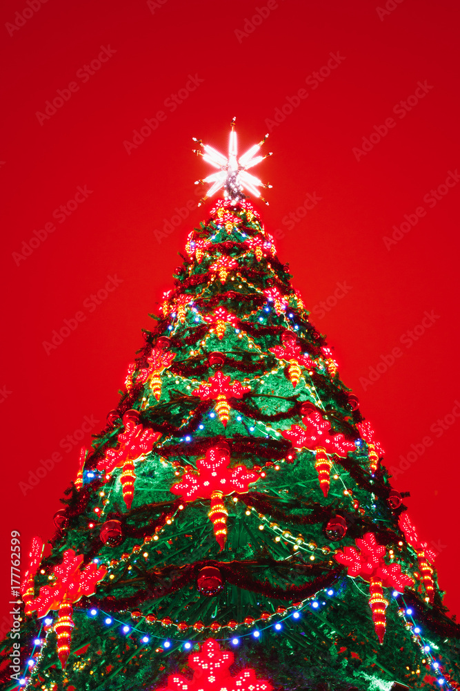 Obraz premium Christmas tree lights, red background