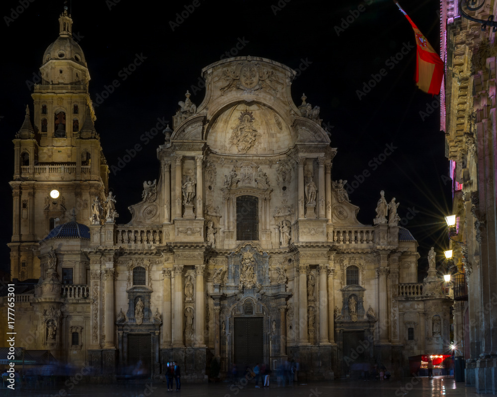 Catedral con características barrocas, góticas, renacentista de Murcia. Catedral de Murcia foto de noche. Nocturno.