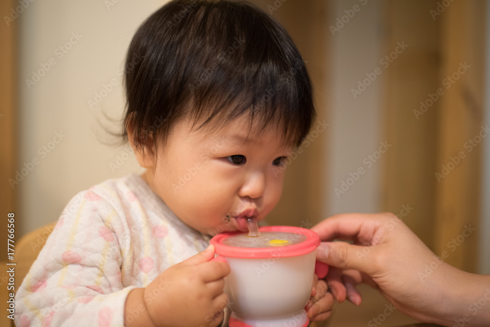 A baby drinking a glass of water with a straw / When you eat a Japanese baby's rice for ten months of age A baby drinking a glass of water with a straw / When you eat a Japanese baby's rice for ten months of age
