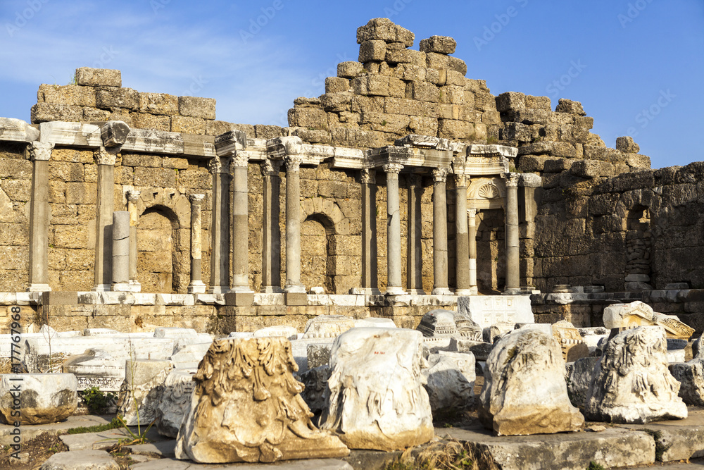 Obraz premium Beautiful old ruins on a Sunny summer day. Ruins of a Byzantine city, destroyed the house, columns, stones and walls with ornament.