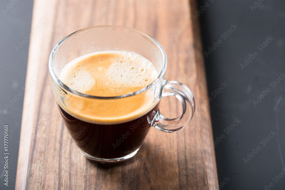 Φωτογραφία Glass of americano espresso fresh made dark black strong coffee on wooden board