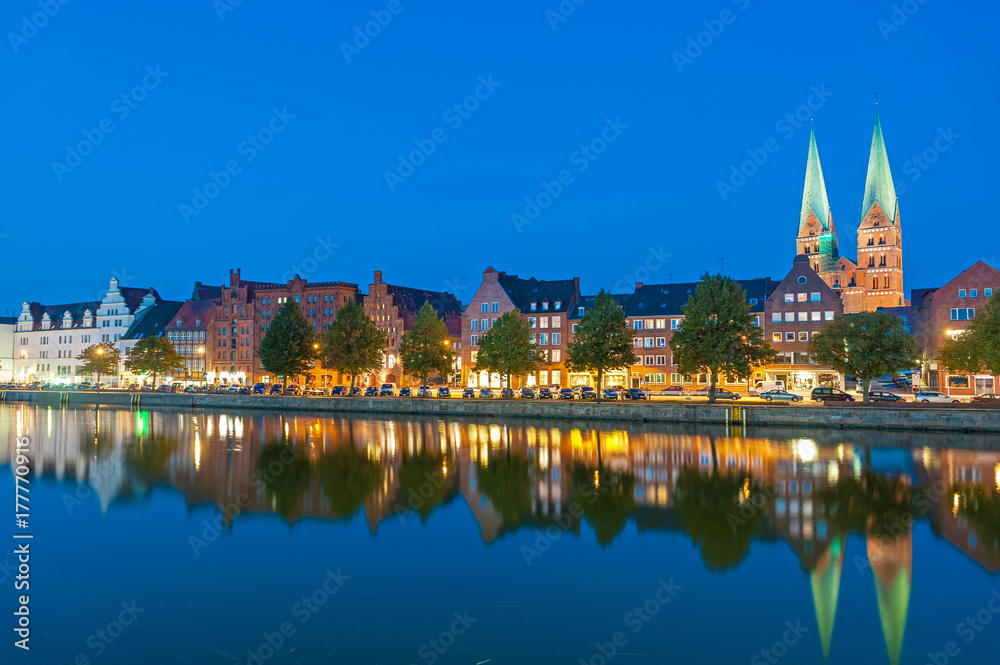 Historisches Stadtbild an der Untertrave mit Sankt Marien Kirche in Lübeck