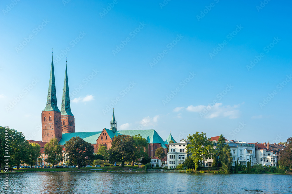 Blick über den Mühlenteich zum Dom in Lübeck