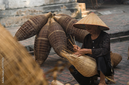 Foto Closeup Old Vietnamese female craftsman making the traditional bamboo fish trap