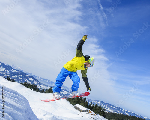 spektakulärer Jump mit dem Snowboard