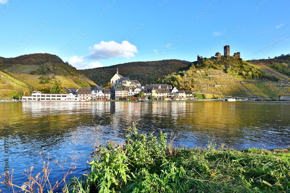 Fototapeta premium Landschaft der Mosel im Herbst, Beilstein