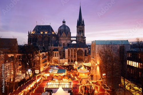 Weihnachtsmarkt in Aachen mit Aachener Dom photo