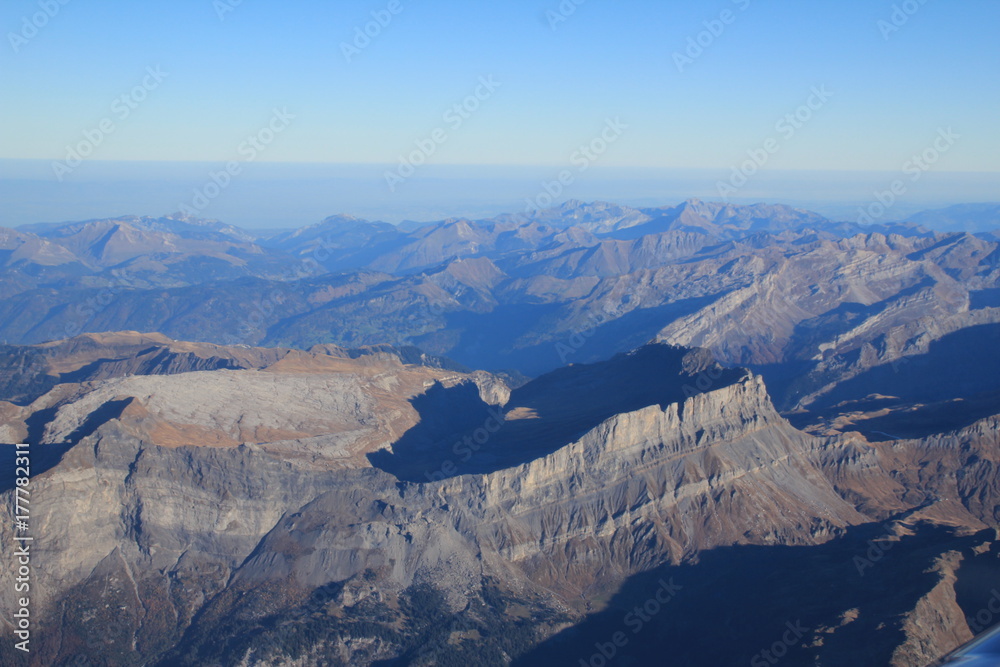 Fototapeta premium Survol des Alpes