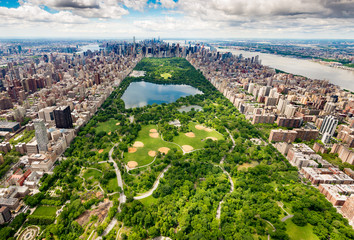 Fototapete Manhattan Central Park inmitten der Wolkenkratzer  © AntonioLopez