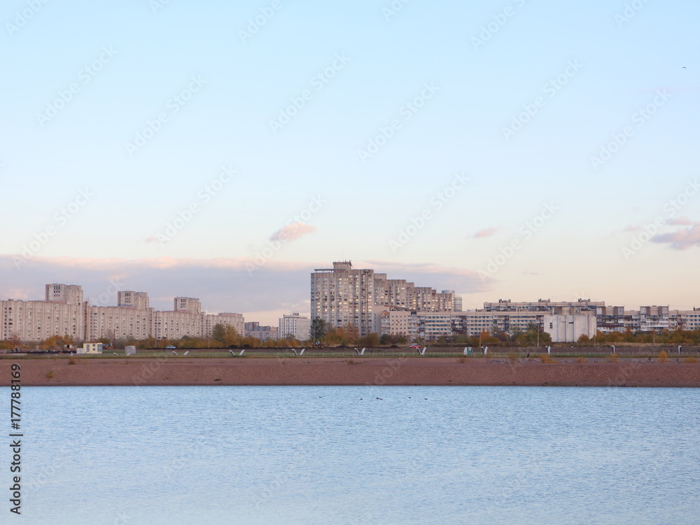 Obraz premium Urban blocks high-rise buildings on the beach at sunset