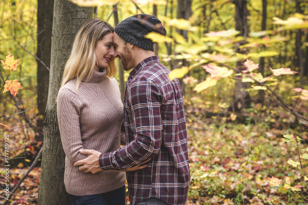 Fototapeta premium Young couple in love in a park on a autumn day
