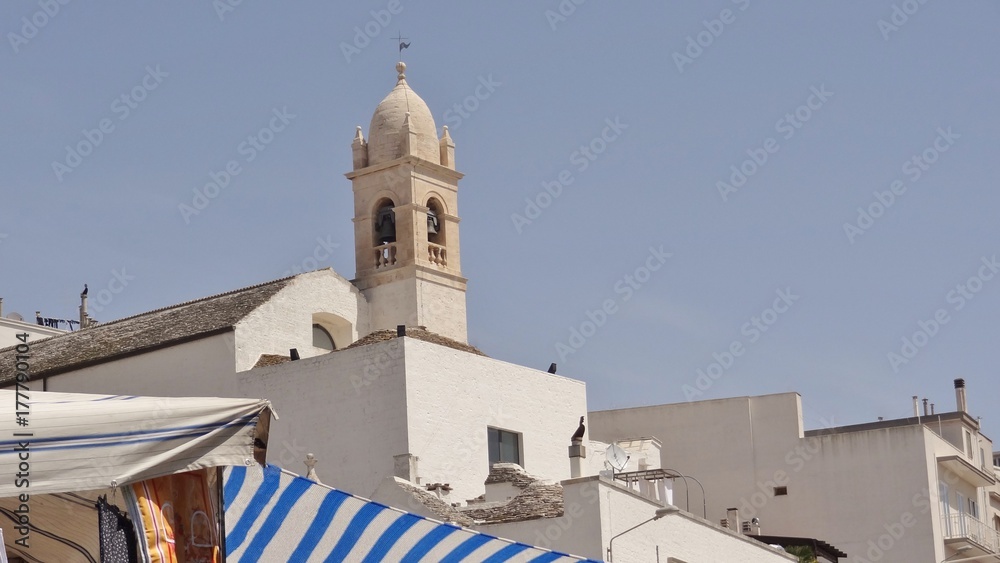 Italie Pouilles Puglia Apulia Alberobello place village église sainte lucie clocher Chiesa Santa Lucia Dettaglio campanile