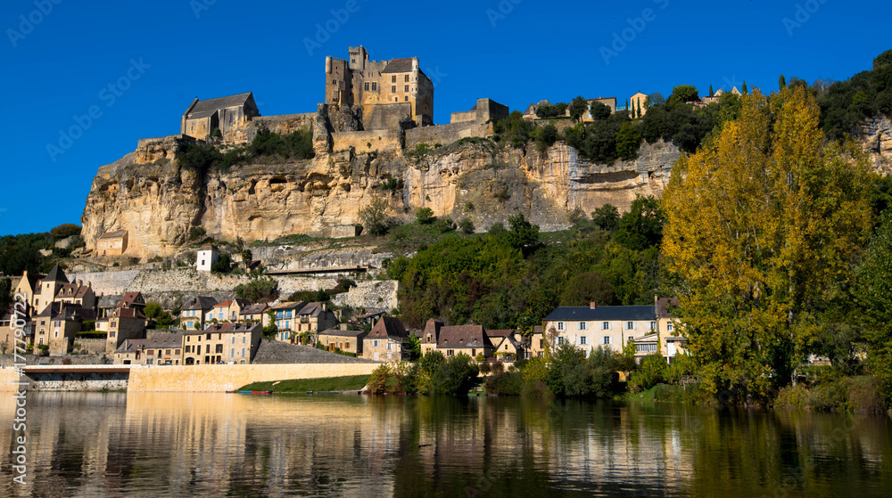 Blick auf Beynac in der Dordogne