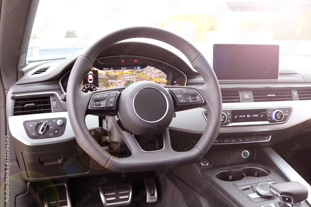 modernes Auto Cockpit mit Navi Display
