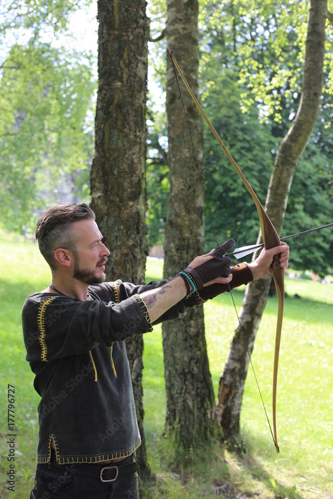 Fototapeta premium Archer arrow bow – Mann Bogen Wald