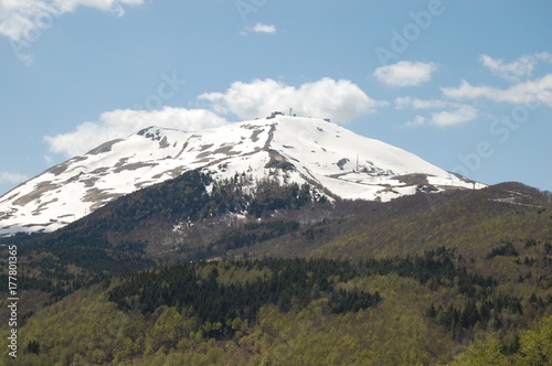 monte Cimone innevato a primavera