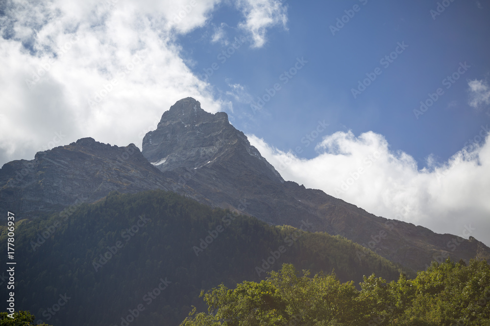 Горный пейзаж, вершина в облаках, горная панорама, природа Северного Кавказа
