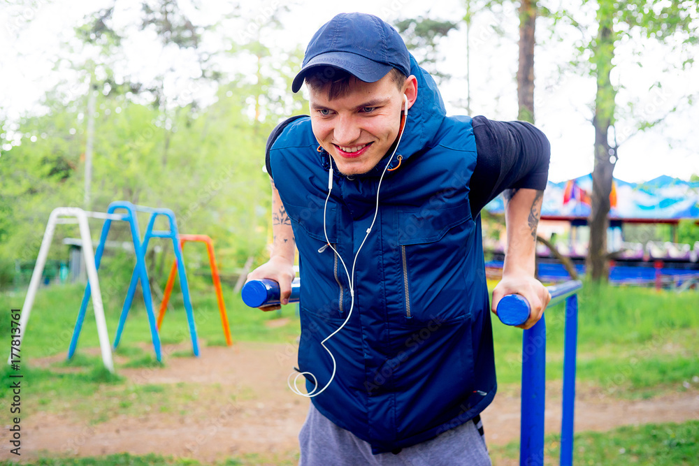 Obraz premium Guy working out outside