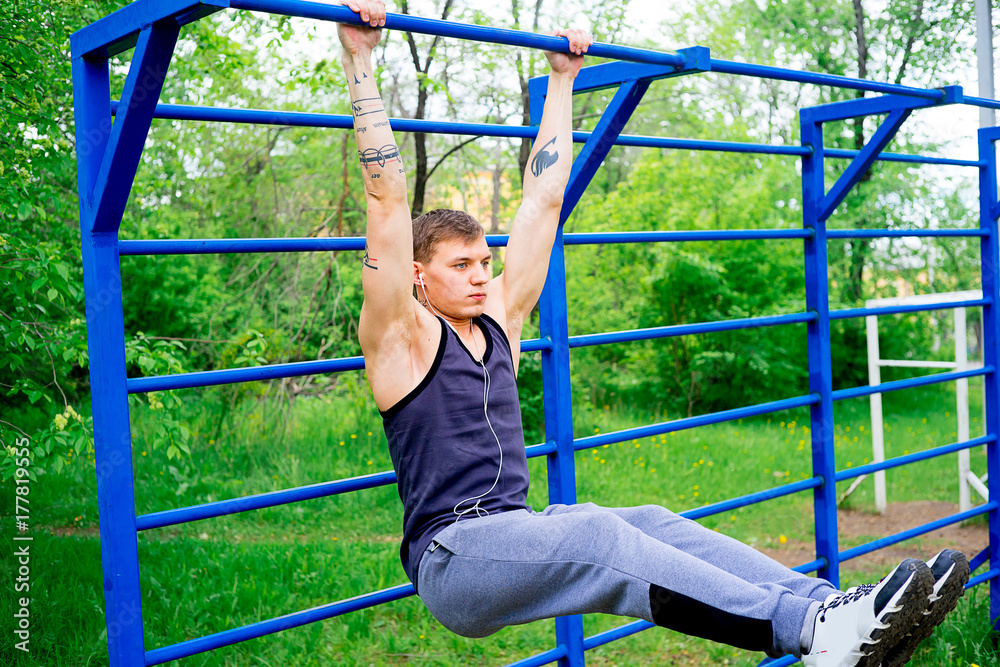 Fototapeta premium Guy working out outside