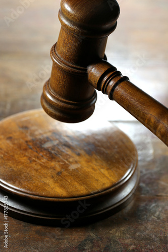 Fotografie wooden gavel above sound block