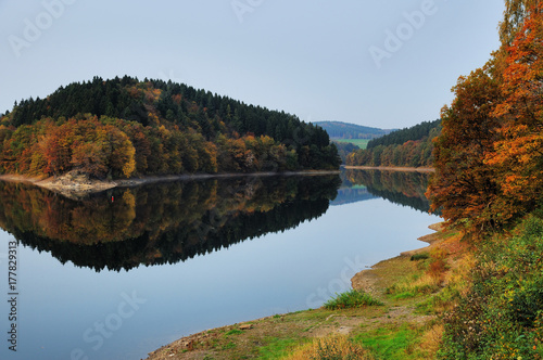 Fototapeta Naklejka Na Ścianę i Meble -  Herbst an Aggertalsperre - Aggertal