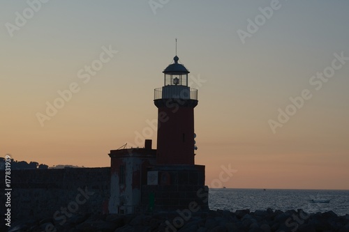 Leuchtturm Ischia Porto nach Sonnenuntergang