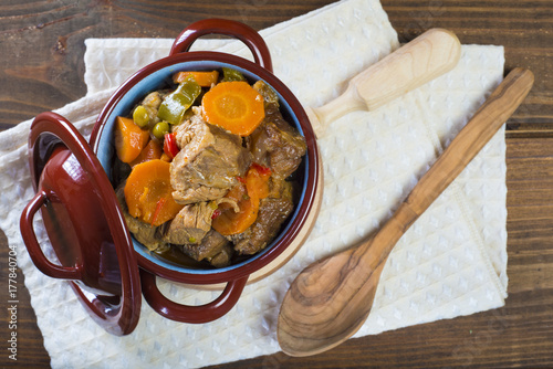 Ragú de ternera, carne guisada con verduras para una comida de dieta mediterránea photo