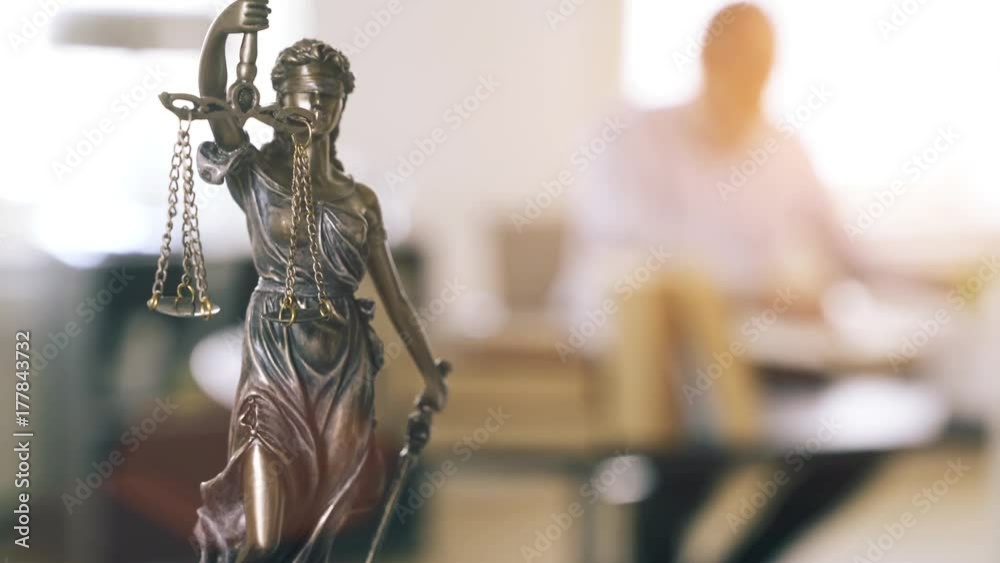 Justitia Figur - Personifikation der Gerechtigkeit in weitem Anwalts büro, Tracking Shot mit Kamerafahrt