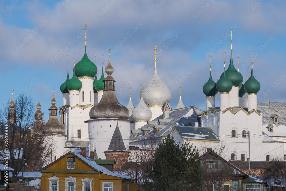 Obraz premium The Russian city of Rostov the Great on a winter day. Domes of temples and towers of the Kremlin