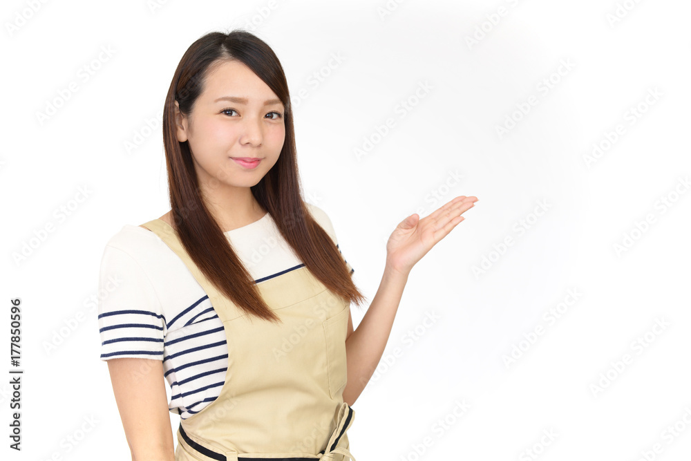 エプロンを着た女性