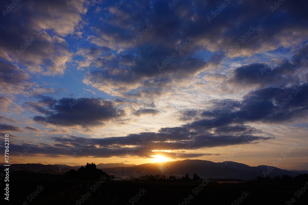 山の日の出　朝の太陽　青空　雲　絶景