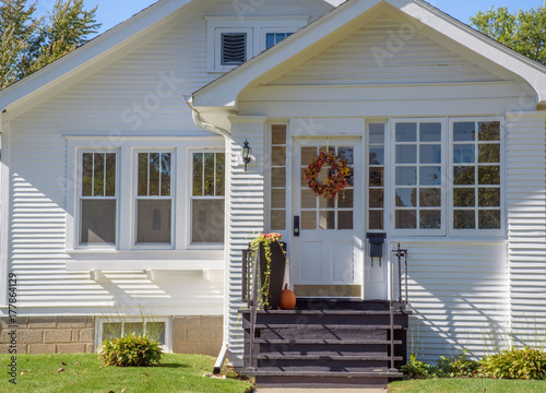 Exterior street view of cute bungalow home decorated for fall with Autumn wreath Fototapet