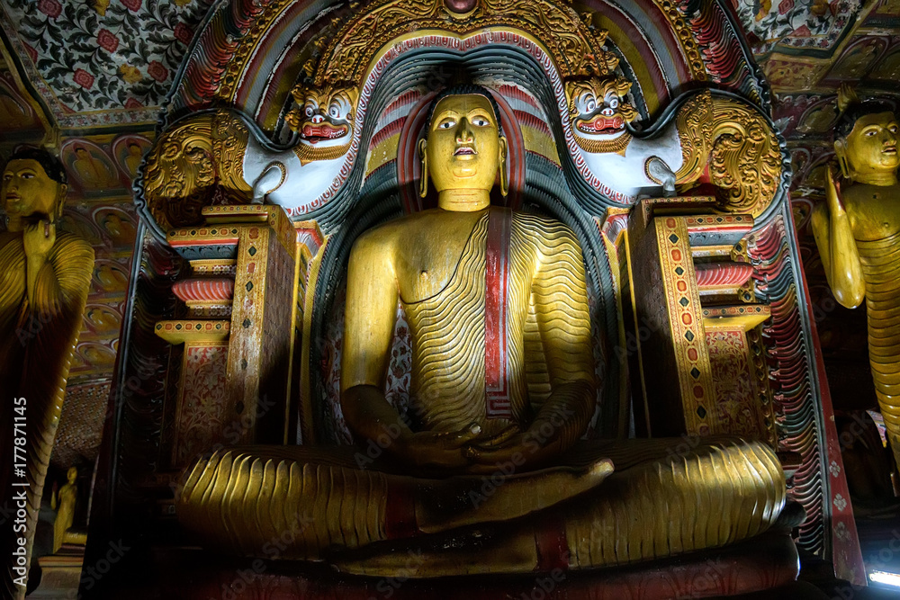 Fototapeta premium Buddha staue in cave temple in Dambulla