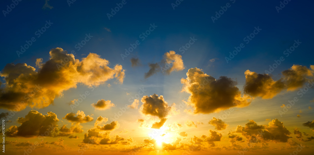Naklejka premium Zachód słońca kolorowe chmury dramatyczne niebo