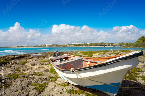 Fototapeta Naklejka Na Ścianę i Meble -  Akumal stranded old boat in Riviera Maya