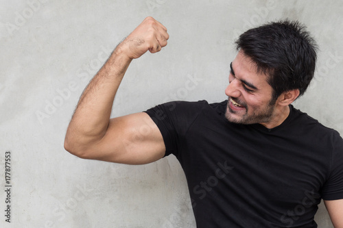Foto strong healthy indian man muscle posing