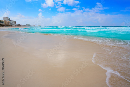 Cancun caribbean white sand beach © lunamarina