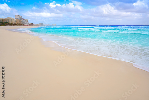 Fototapeta Naklejka Na Ścianę i Meble -  Cancun caribbean white sand beach
